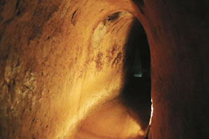 地下トンネルの内部。しゃがんでやっと動ける狭さ