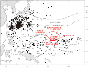 　太平洋で放射能汚染魚が漁獲された位置の分布（1954年3月～8月末） ●は、放射能汚染魚がとれた場所。ただし日本の漁港に水揚げされ検査された魚だけなので実際の汚染魚分布はさらに広いものと考えられる。（出典『ビキニ水爆被災事件と被ばく漁船60年の記録　第五福竜丸は航海中』公益財団法人第五福竜丸平和協会編）。赤字は編集部 ビキニ環礁。濃い青の部分は水爆ブラボーが珊瑚礁をえぐり取った動かぬ証拠だ（撮影・豊﨑博光）