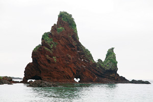 夏には多くの海水浴客でにぎわう明屋海岸のハート岩