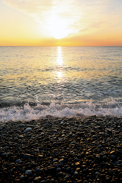 七里御浜では朝日を眺めながら釣りをする人の姿も多く見られる