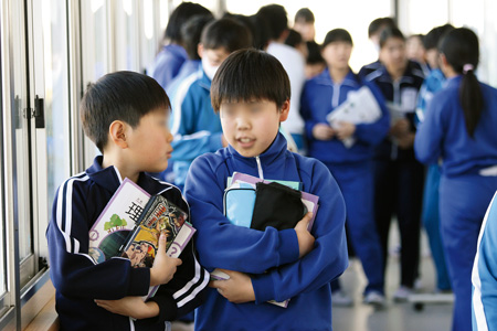 各校ごと色が違うジャージを着た飯舘村の小学生（川俣町の仮設校舎で）
