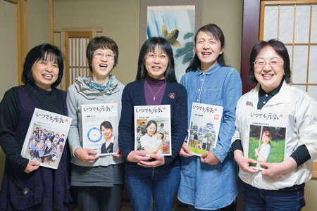 左から職員の五味さん、田中さん、五味君香さん、小野さんと班長の斉藤さん