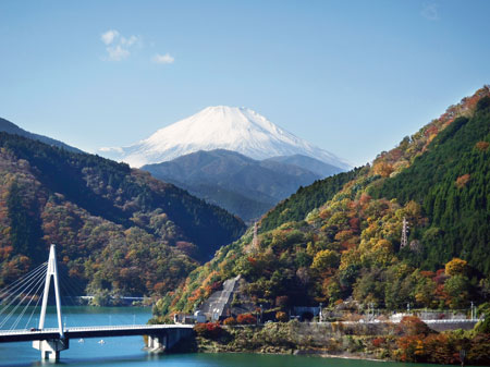 千代の沢園地展望台からは富士山と丹沢湖が真正面に望める（山北町提供）