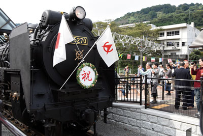 昨年10月14日（鉄道の日）に約12mの軌道を走ったD52（山北町提供）