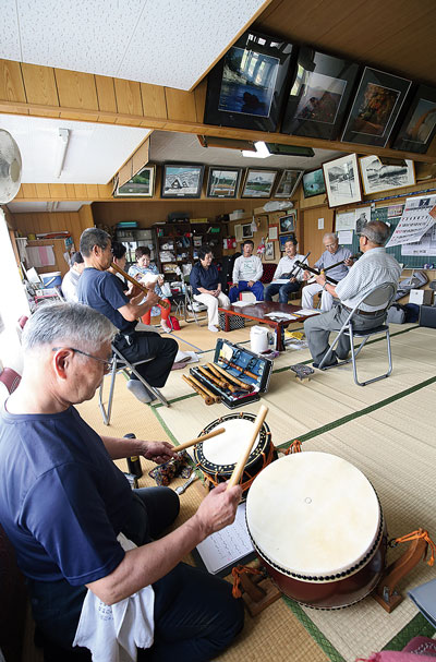 声高らかに磯節を唄う民謡教室の人たち