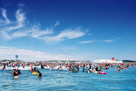ユニバーサルビーチとしても人気が高い大洗サンビーチ（大洗町提供）