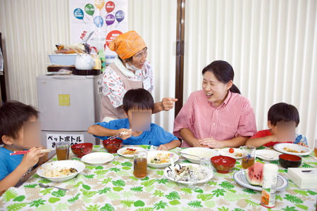 親子が訪れる「にこにこ食堂」（茨城保健生協）