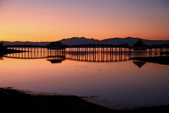 朝焼けに浮かぶ鶴の舞橋