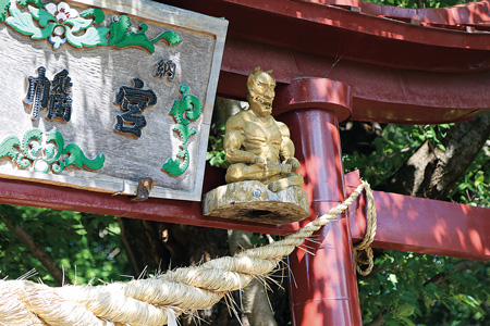 八幡宮の鳥居に鎮座している黄鬼