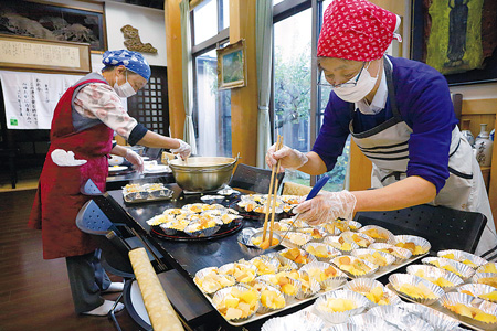 200食以上を手際よく盛りつけ