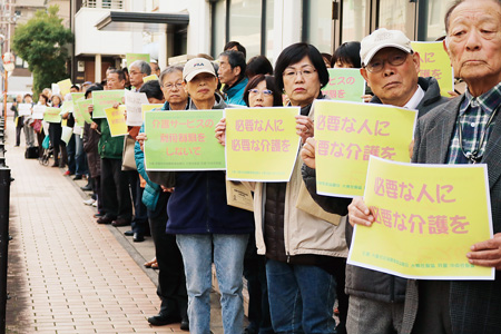 「現地調査」参加者が大東市役所前でアピール行動（11月17日）