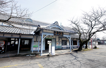 大正時代の建築が見事な養老駅。ホームにはひょうたんが飾られている