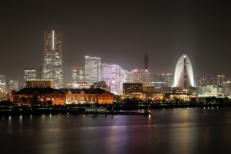 横浜港大さん橋国際客船ターミナルから眺める「みなとみらい21」の夜景