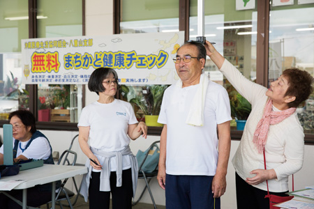 身長を測る千葉裕子さん（右端）