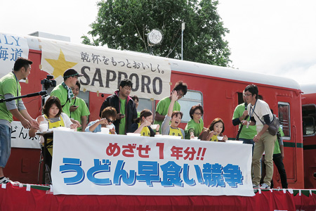 北海道にはうどんの有名店が少ないこともあり、道内各地から「しもかわうどん祭り」に観光客が訪れる（しもかわ観光協会提供）