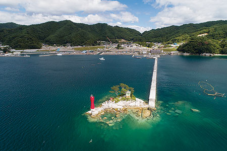 蓬莱島（ひょうたん島）と復旧工事が続く町並み