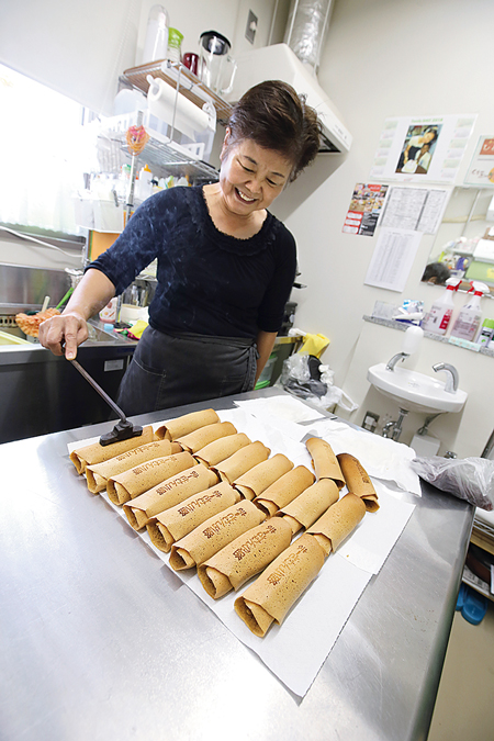 楚辺ポーポーに焼印を入れる儀間さん