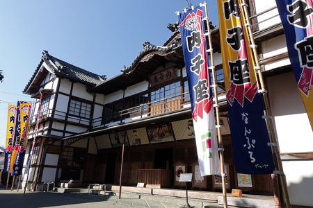 創建100年を超える近代和風建築の芝居小屋「内子座」。今も現役