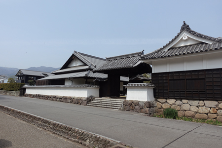 城下町の風情が残る「二の丸館」には観光案内所がある