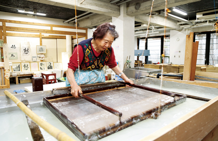 長年の勘で紙の厚さを揃えて漉く友草さん