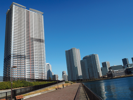 　東京・銀座から約３km、都心の超一等地「晴海」。東京湾を望むウオーターフロントには高層の億ションが建ち並ぶ。晴海地区の今年の公示地価は「１平方メートル当たり１４２万５０００円」。庶民には高嶺の花だ。