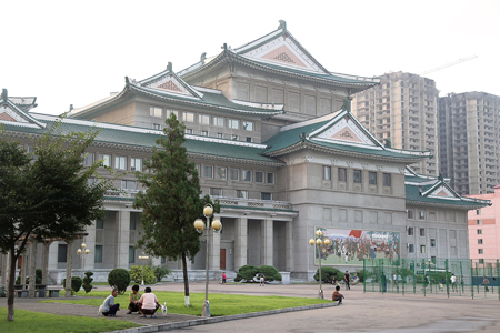 朝の風景。平壌大劇場の前で憩う市民