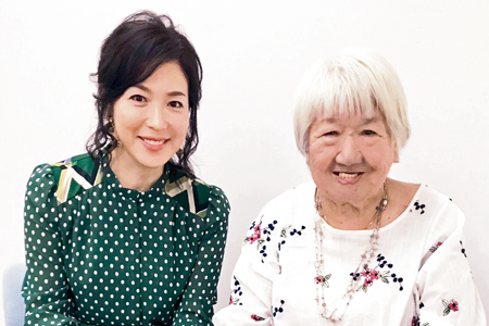 荻野吟子を演じた若村麻由美さん（左）と山田火砂子監督（撮影・片岡伸行）