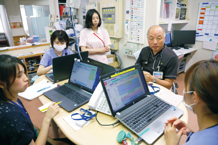 カンファレンスに臨む関口医師（右から２人目）。宇都宮協立診療所で