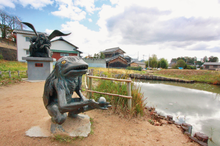 辻川山公園の池のほとりに佇む河童の河太郎と天狗