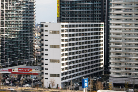 三方を高層マンションに囲まれたあすと長町市営住宅。快晴の正午に撮影したがほとんどが日陰だった＝宮城県仙台市