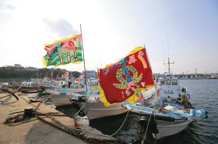 大漁旗が鮮やかな日間賀島の漁船