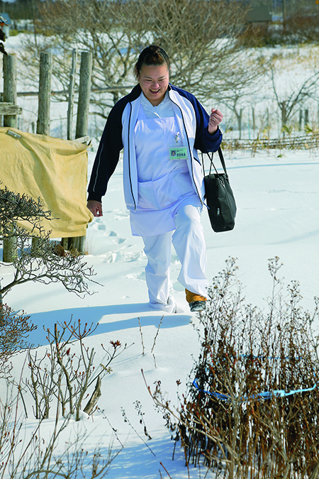 雪の中を“気になる患者さん”のお宅へ向かう吉田恵美看護師