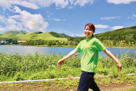 「健康いきいき診断プログラム」の立花千春さんと歩く白樺湖　周辺には豊富なウオーキングコースが