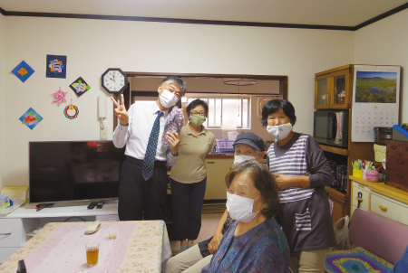 昨年9月、向ヶ丘支部の「友の家ほっこり」を訪問した田端理事長（左端）＝亀井明子通信員撮影