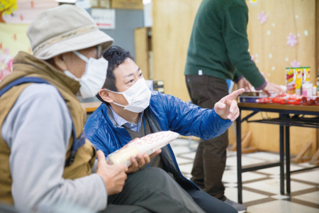 来場者の相談に乗るまくはりの郷の東幹太事務長（右）