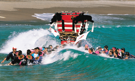 海へ飛び込む「日和佐八幡神社秋季例大祭」は徳島県内最大級の秋まつり（日和佐ちょうさ保存会提供）