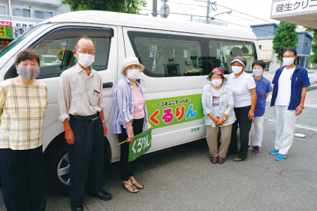 野田地域にコミュニティーバスを走らせる会の世話人たち。右端が木村さん