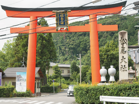 秦伊呂具の兄・秦都理が創建した松尾大社（京都市西京区）松尾山の麓にある