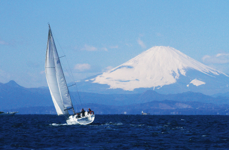 富士山をバックに相模湾を周遊するヨット（株式会社葉山マリーナー提供）