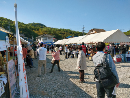 カモメ朝市の様子（岡山ひだまりの里病院提供）