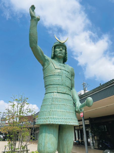 敦賀駅前に立つ「都怒我阿羅斯等」（ツヌガアラシト）の像。敦賀ライオンズクラブの結成20周年を記念し1982年に建てられた