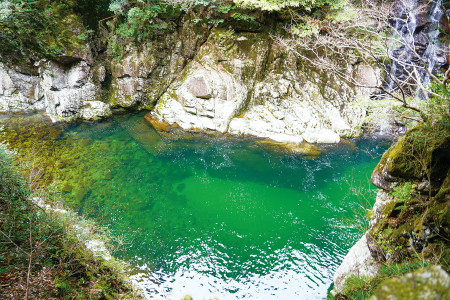 透き通った清流で有名な三段峡の長淵