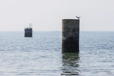 海面から顔を出す2本のピーヤ この下に長生炭鉱がある