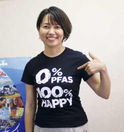 平良いずみ（たいら・いずみ） 沖縄県出身。GODOM沖縄ディレクター。元沖縄テレビキャスター。医療・福祉・基地問題などをテーマにドキュメンタリーを制作。『水どぅ宝』（2022）で民間放送連盟賞テレビ報道部門優秀賞。『ちむぐりさ 菜の花の沖縄日記』（2020）で初監督を務めた。