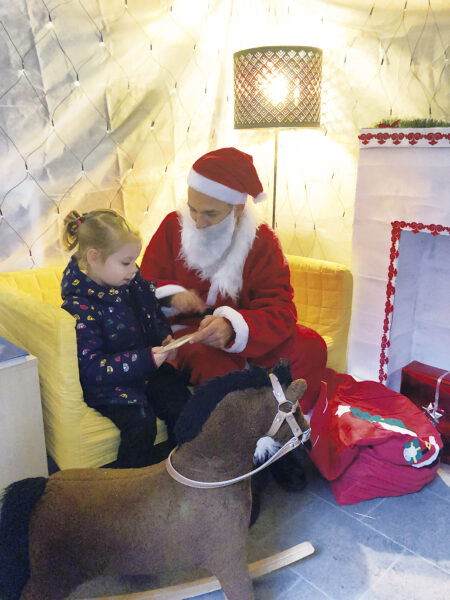 日本から届いたカレンダーをウクライナの子どもにプレゼントするサンタさん