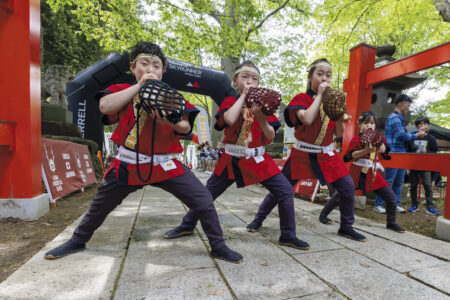 太郎山登山競走のスタートを盛り上げる地元の子どもたち（UEDA VERTICAL RACE提供）