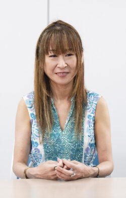 雨宮 処凛（あまみや かりん） 1975年、北海道生まれ。作家・反貧困活動家。2000年、自伝的エッセイ『生き地獄天国』（太田出版／ちくま文庫）でデビュー。『生きさせろ！難民化する若者たち』（太田出版／ちくま文庫）でJCJ賞受賞。『難民・移民のわたしたち　これからの「共生」ガイド』（河出書房新社）、『死なないノウハウ 独り身の「金欠」から「散骨」まで』（光文社新書）など著書多数