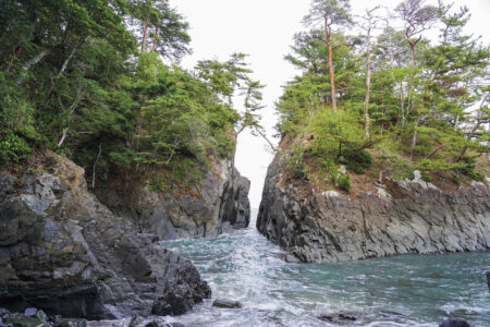 ２つに割れた奇岩に伝説が宿る神割崎