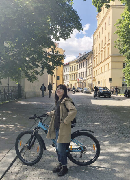 オフロードバイクと筆者　石畳を力強く疾走したが盗まれてしまった