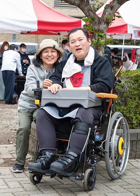渡邉孝浩さん(右)と妻の尚美さん